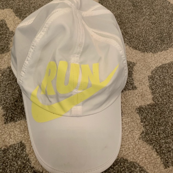 Nike Accessories - Women’s Nike dri fit featherlight run hat